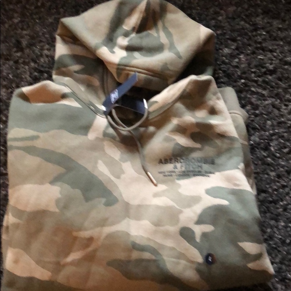 Men’s Camo sweatshirt. Large